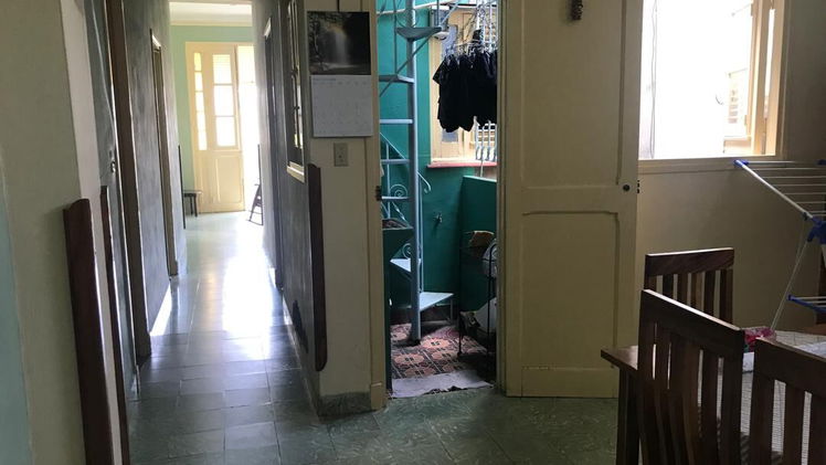Se vende casa semi independiente, en la Habana Vieja.