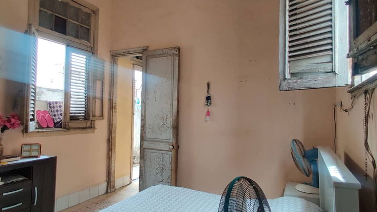 Horizontal property on the 2nd and last floor near Línea and Paseo in Vedado!!!