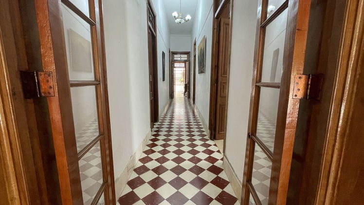 CASA INDEPENDIENTE EN EL VEDADO