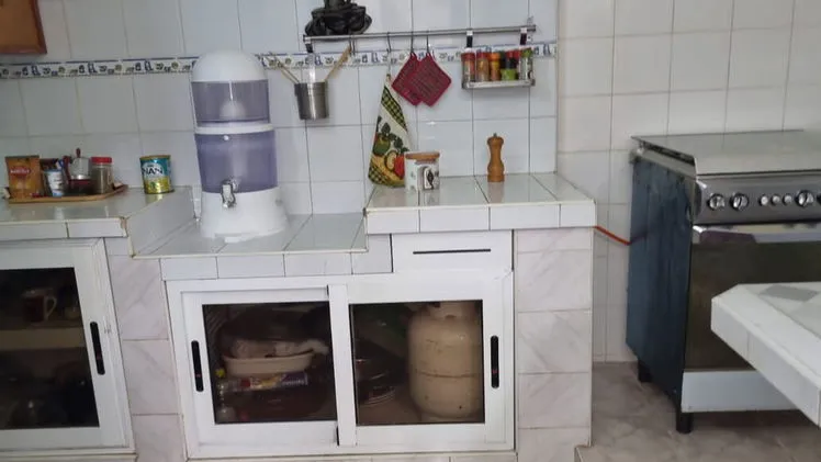 🏠 Venta de casa en El Bahía. Tiene 3 habitaciones, teléfono fijo y se puede poner nauta hogar.