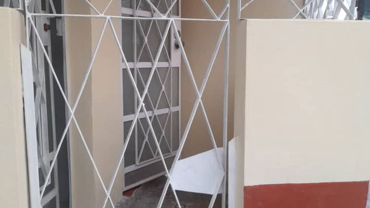 Venta de casa en Regla puerta de calle