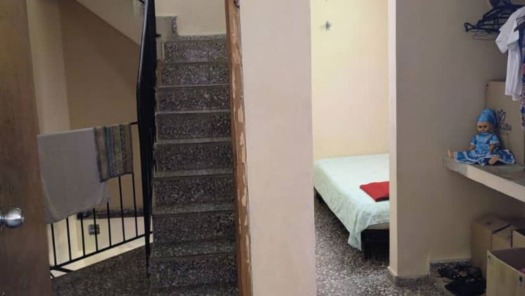 Apartamento interior ,enrejada puerta calle de 2 cuartos,2 baños y 2 cocinas en 6500