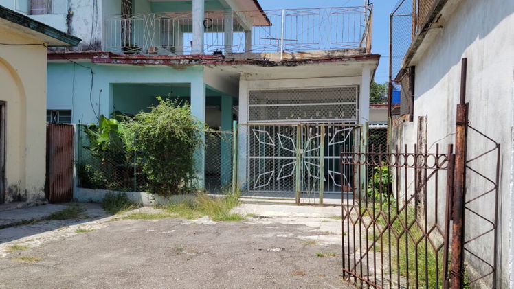 Casa en la Víbora en bajos, 3 hab con garaje.