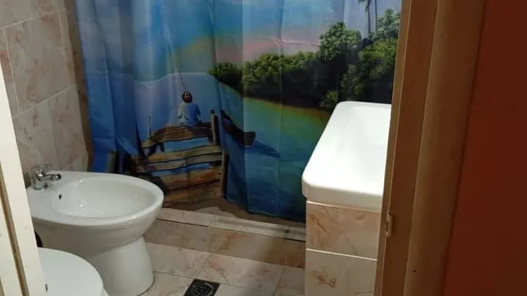 Rento apartamento en Playa por 31 y 42. Con 3 cuartos, 2 baños y terraza a la calle. Se aceptan niños. Tiempo indefinido