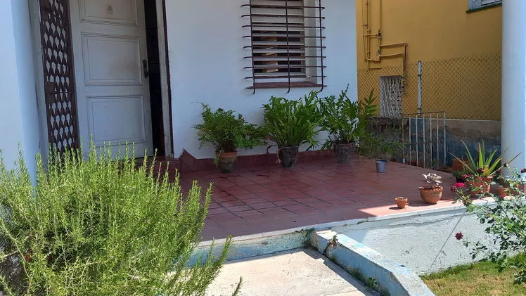 Casa ind 2 plantas de placa en Sevillano, 4/4 2B 2 terrazas garaje carport patio cementado pasillos laterales Negociable