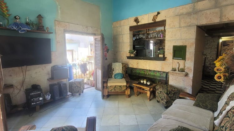 Apartamento 2do piso de 3/4 en buenas condiciones .