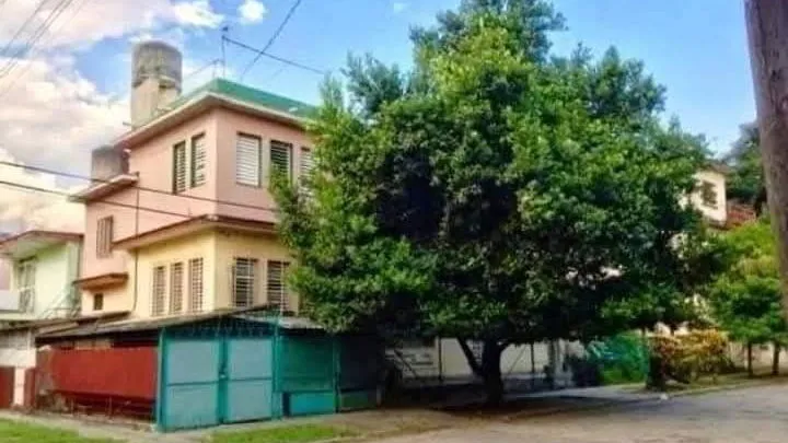 SE VENDE INMUEBLE 3 PISO MiRAM TiPO Mansión garajes dobles 7/4 mucho espacio 55511112