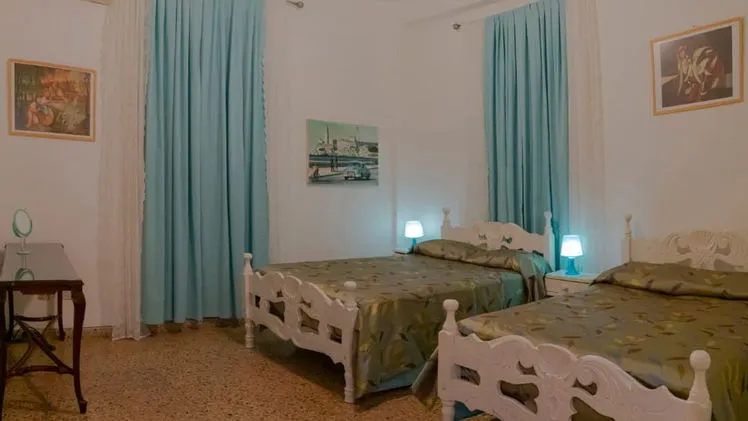 Alquiler apartamento 7 personas Habana Vieja – 2 habitaciones c/baño privado – Wifi, desayunos, parqueo vigilado