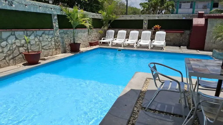 Se renta casa Janet con 5 hab para 18 personas, piscina, a solo media cuadra del mar con sus paneles solares. Whatssap 5