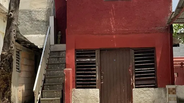 Excelente casa en el vedado con muchísimo espacio para seguir ampliándose o para montar algún negocio   Se trata de un b