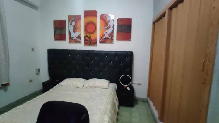 Apto capitalista cerca de 23 y 26 en el Vedado con 4 cuartos !!!