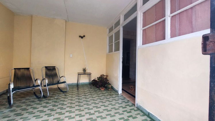 APARTAMENTO EN EL VEDADO,  PLANTA BAJA Y PUERTA  CALLE.