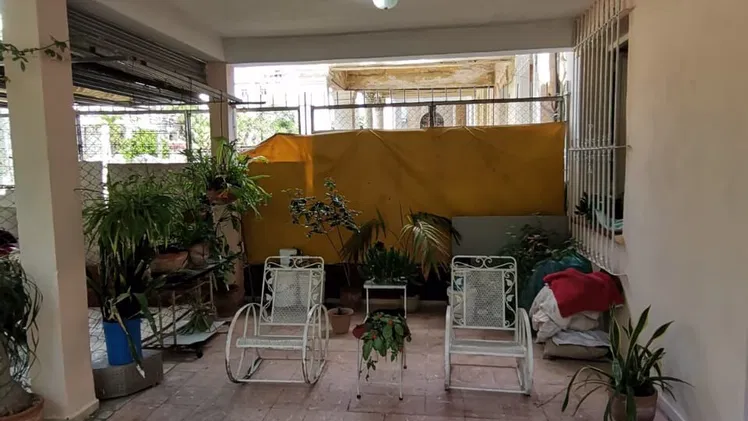 Casa Independiente en el vedado de dos plantas  de 3/4 y 2 baños.